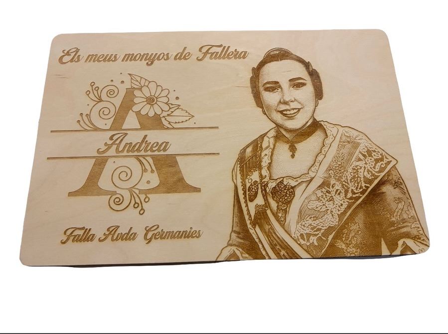 Caja de madera con foto de fallera grabada en la tapa