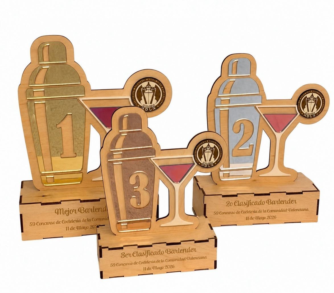 Trofeos del concurso de coctelería con forma de coctelera y copa